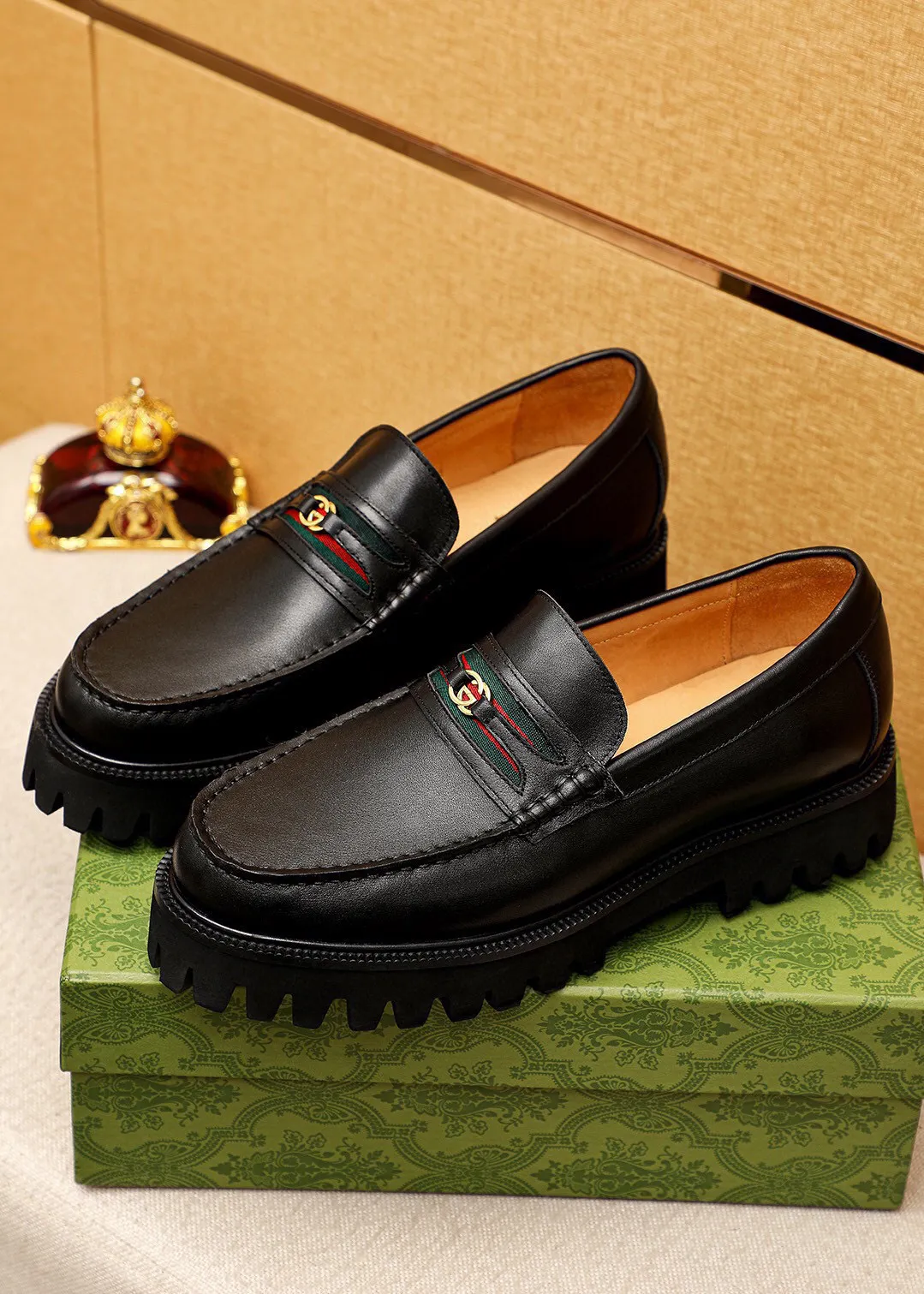 Men's shoes 💰580 💐 Product trademark: GUCCI "Gucci" casual leather shoes Regular size: 38-44 (45.46🉑️customized) Product materials: Selected imported first-layer calfskin upper + luxury hardware buckle, imported water-dyed cowhide leather lining. Strong three-dimensional visual effect, original foam outsole Color: 1⃣️color available